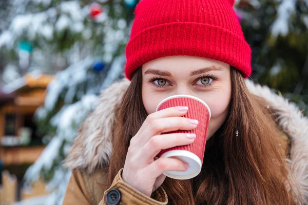 Sevimli kadın Kışın açık havada sıcak kahve içme — Stok fotoğraf