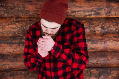 Genç adam sigara içiyor.