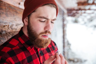 adam açık havada Sigara İçilmeyen