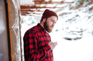 adam açık havada Sigara İçilmeyen