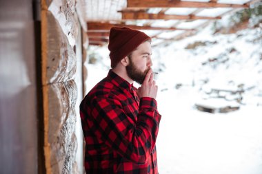 adam açık havada Sigara İçilmeyen