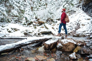 Çekici sakallı adam kış orman Nehri yakınında ayakta