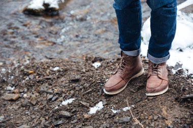 Erkek bacaklar açık havada nehir kenarında duran