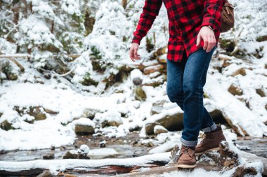 Dağ Nehri üzerinde yürüme erkek uzun yürüyüşe çıkan kimse