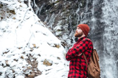 Adam silah ile ayakta dağ şelale kış geçti.