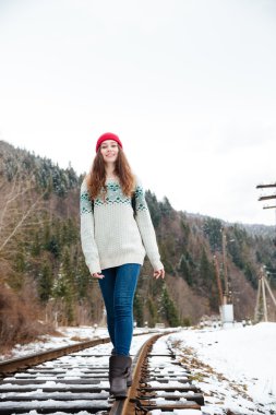 Demiryolu üzerinde yürüyen kadın 