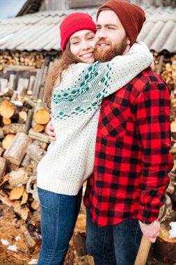 Mutlu çift ayakta ve köyde sarılma