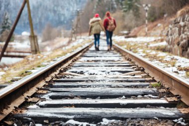 Uzakta demiryolu üzerinde birlikte yürüme Çift
