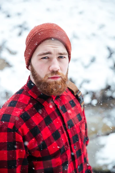 Ernster gutaussehender bärtiger Mann im Freien bei verschneitem Wetter — Stockfoto