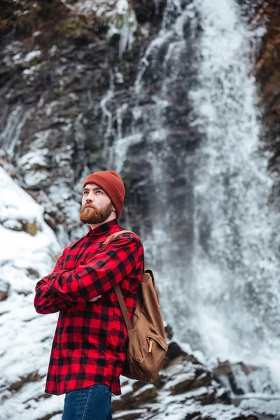 Uomo in piedi vicino a una cascata — Foto Stock