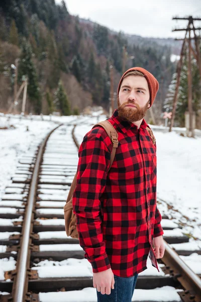 Männlicher Wanderer steht auf Bahngleis — Stockfoto