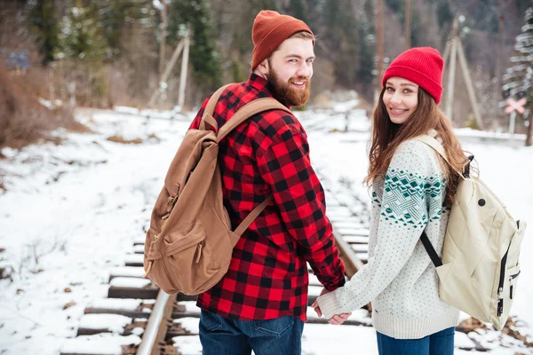 Boldog pár séta a vasúti — Stock Fotó