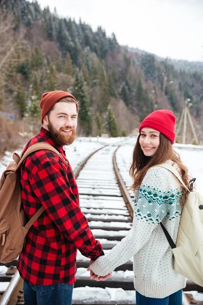 Casal feliz viajando juntos — Fotografia de Stock