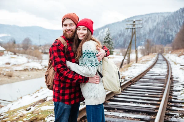 Belo casal de pé e abraçando na estrada de ferro — Fotografia de Stock