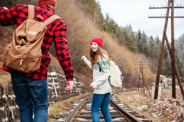 Coppia che parla e cammina sulla ferrovia insieme — Foto Stock