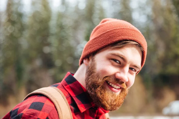 Glücklicher Mann mit Bart, Hut und kariertem Hemd draußen — Stockfoto