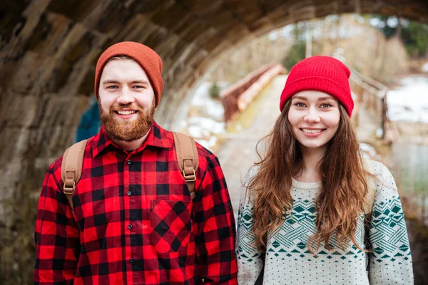 Портрет щасливої пари, що стоїть на відкритому повітрі взимку — стокове фото