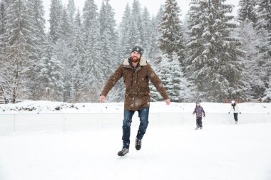 Yakışıklı adam buz pateni açık havada