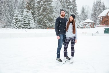 Kaç buz pateni sarılma ve açık havada kameraya bakarak içinde 