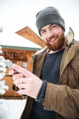 Neşeli adam kışın istimal hareket eden telefon 