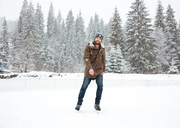 Junger Mann beim Eislaufen im Freien — Stockfoto