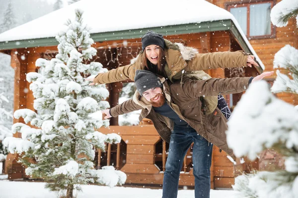 Веселий бородатий чоловік ковтає дівчину і розважається взимку — стокове фото