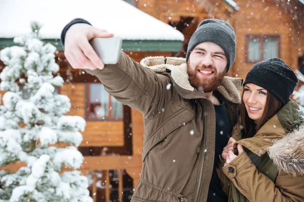 Çift alarak selfie kışın — Stok fotoğraf