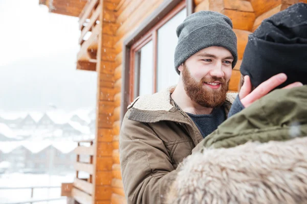 Paar steht im Winter im Freien und umarmt sich — Stockfoto