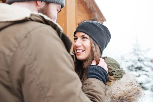 Couple debout à l'extérieur ensemble en hiver — Photo