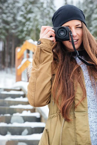 Mujer bonita tomando fotos de usted en las escaleras en invierno — Foto de Stock