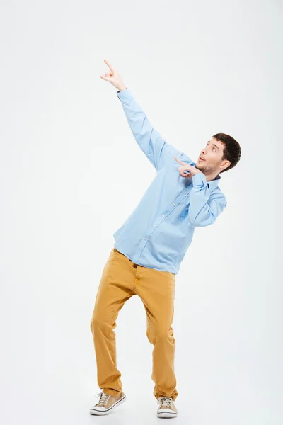 Przypadkowy mężczyzna wskazując palcami na coś — Zdjęcie stockowe