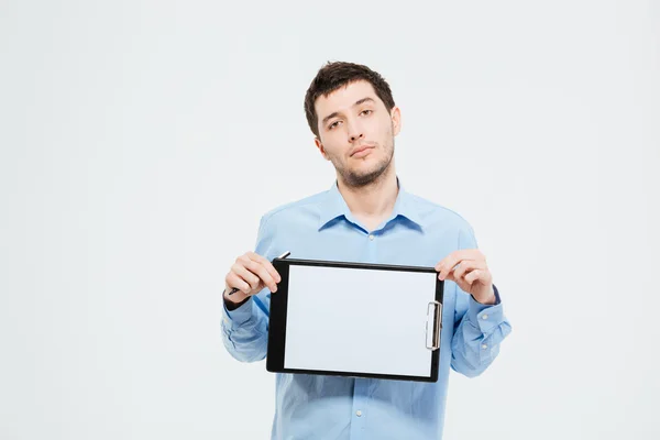 Empresário segurando área de transferência em branco — Fotografia de Stock