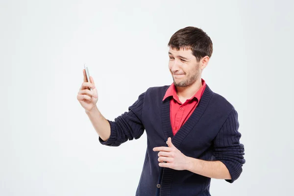 Нервовий чоловік використовує смартфон — стокове фото
