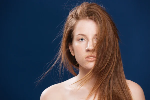 Retrato de belleza de mujer atractiva con piel fresca — Foto de Stock