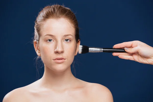 Woman with cosmetic brush — Stock Photo, Image