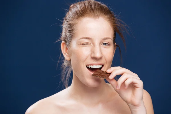 Mulher comendo chocolate — Fotografia de Stock