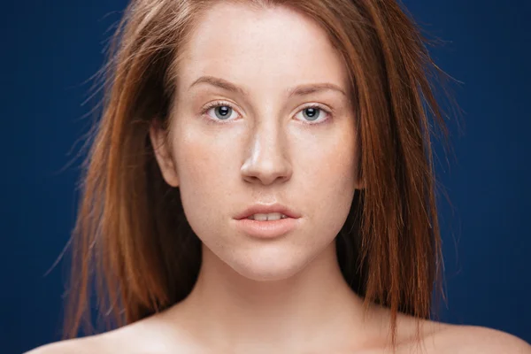 Retrato de beleza de mulher bonita com pele fresca — Fotografia de Stock