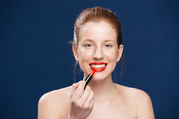 Femme appliquant rouge à lèvres — Photo