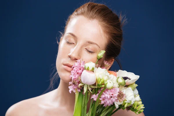 Relaxado mulher segurando flores — Fotografia de Stock