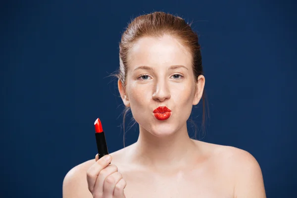 Jeune femme tenant rouge à lèvres — Photo