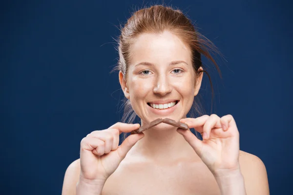 Donna sorridente che tiene il cioccolato — Foto Stock