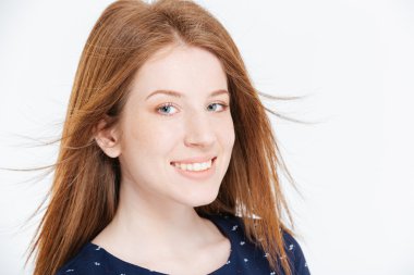 Gülümseyen kadın kameraya bakıyor.