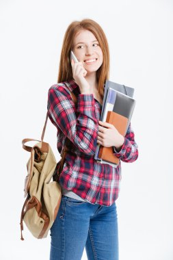 Telefonda konuşurken mutlu kız öğrenci