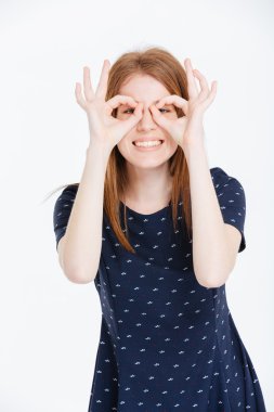 Gülümseyen kadın kamera parmaklarımın arasından bakıyor