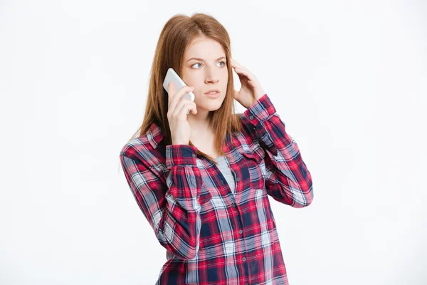 Mulher pensativa falando ao telefone — Fotografia de Stock