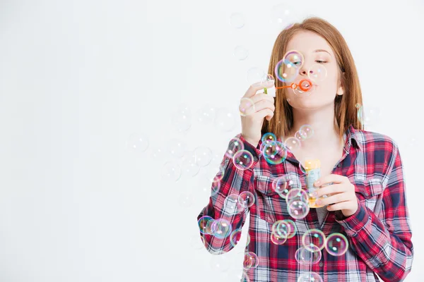 Žena foukání mýdlo bubliny — Stock fotografie