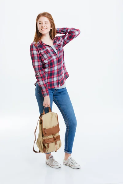 Mujer feliz sosteniendo la mochila y mirando hacia otro lado — Foto de Stock