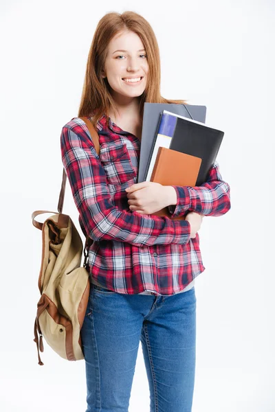 Lachende vrouwelijke student permanent met boek — Stockfoto