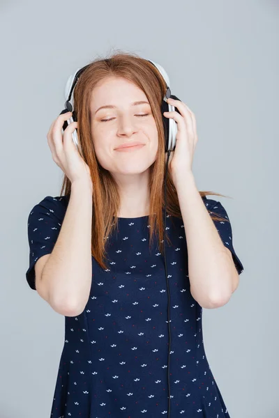 Mutlu kadın kulaklık müzik dinleme — Stok fotoğraf