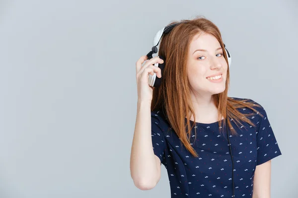 Uśmiechnięta kobieta słuchania muzyki w słuchawkach — Zdjęcie stockowe